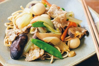 やみつき「とろとろあんかけ焼きそば」。野菜たっぷりで食べ応え満点