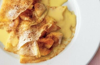 フライパンでできる「リンゴのクレープ」。焦がしバターの風味がたまらない