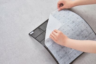 「小さな悩み」を解決するプチプラアイテム5つ。エアコンにはってはがすだけで掃除が完了