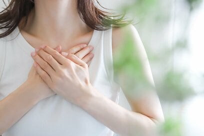 女性の約9人に1人がかかる「乳がん」。“石灰化”との関係や、かかりつけ医の見つけ方を医師が回答