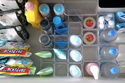 話題の100円収納グッズ。意外な使い方で食器も洗剤もすっきり
