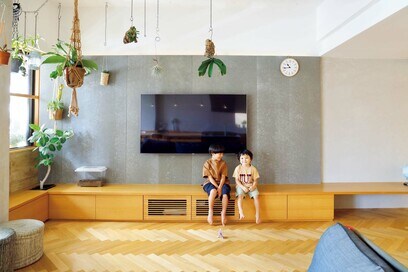 ビルのワンフロアを二世帯住宅にリノベ。ヘリンボーンの床やアクセントウォールがお気に入り