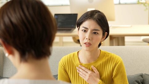 「職場の人たちが仲間割れして悪口ばかり」というお悩み。清水ミチコさんの心がラクになる回答とは