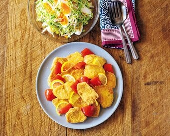 見た目も華やかな、低糖質の「カジキのチーズフライ」献立。粉チーズがポイントに