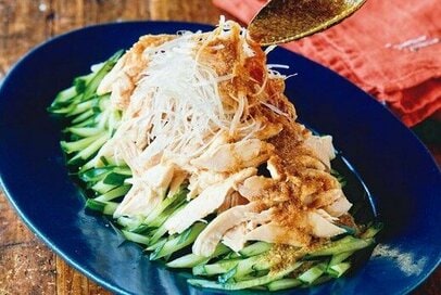 フライパンで簡単「蒸し鶏のゴマダレ」。しっとりやわらかなのにヘルシー