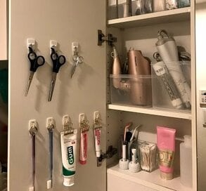 片手でスッ！洗面所の収納は100均のケース、フック、リングで見違える