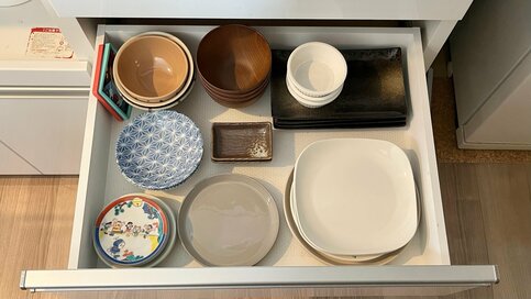 来客用のお皿は捨てた。40代、心地よい「食器棚」の収納アイデア