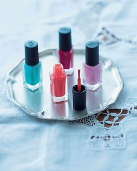 長もちするセルフネイルのコツ。爪先を厚く塗ると、はがれの原因に！