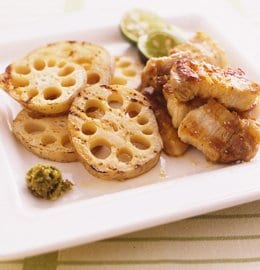 ＜レンコンと豚バラのグリル＞レンコンをじっくりと焼いた甘さに感動！