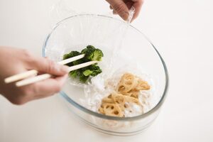 電子レンジで加熱し、取り出して味をなじませる