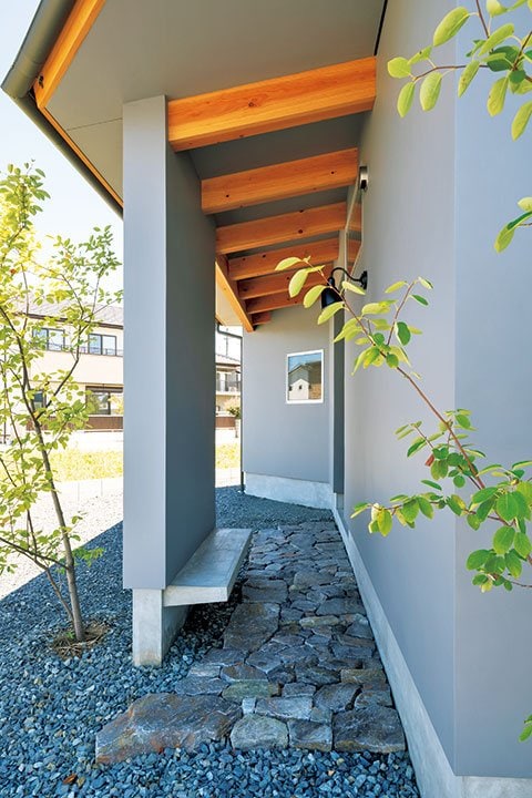 玄関に続くアプローチ側の外壁