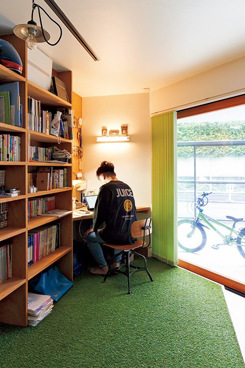 玄関土間の脇に設けた夫の書斎