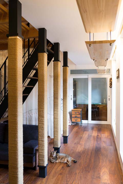 サイザル麻を巻いた爪研ぎ柱