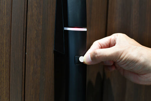 シールキーでドアを開ける様子