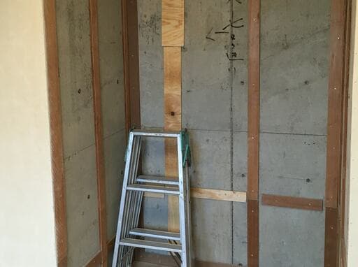 石膏ボードの下にある間柱と胴縁