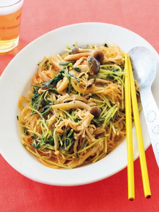 赤いテーブルに並ぶビールとピリ辛春雨