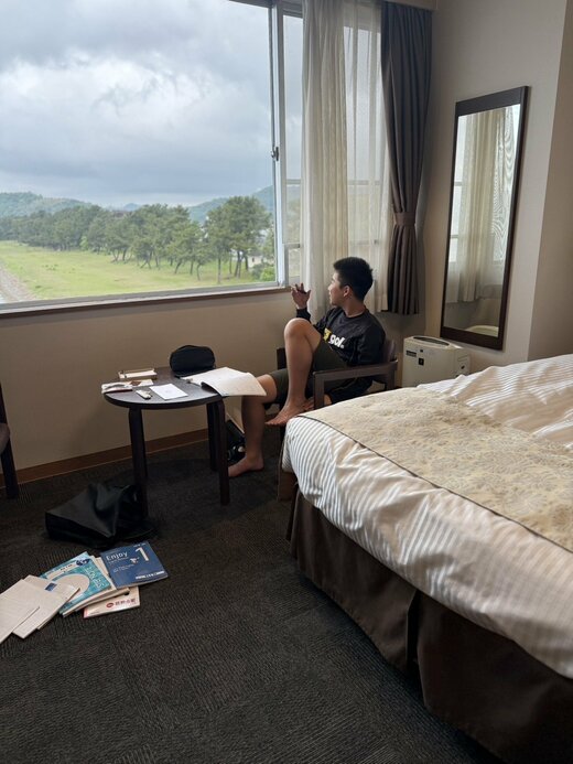 滞在先で試験勉強をする次男