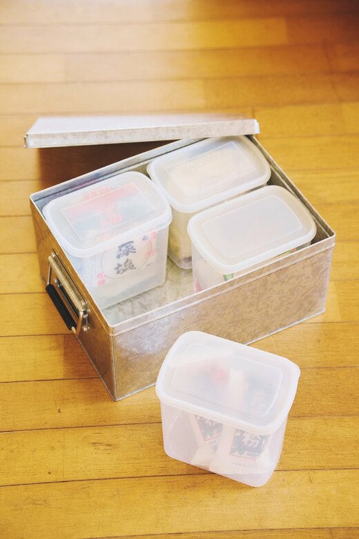 半透明のケースが4つシンデレラフィットするトタンケース