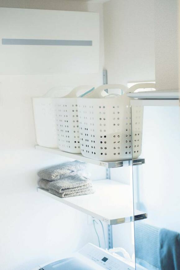 棚に白カゴタオルなど