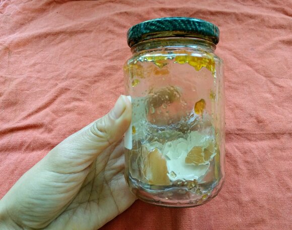 茹で卵の殻と水を入れて振ればこの通り