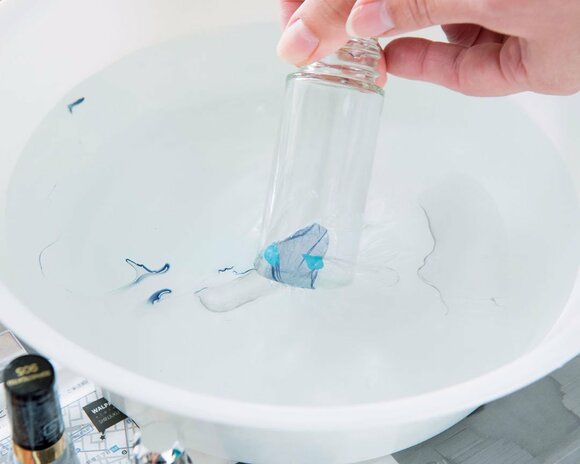 色づけしたい位置の表面に模様をまとわせるように、くるりと回す。