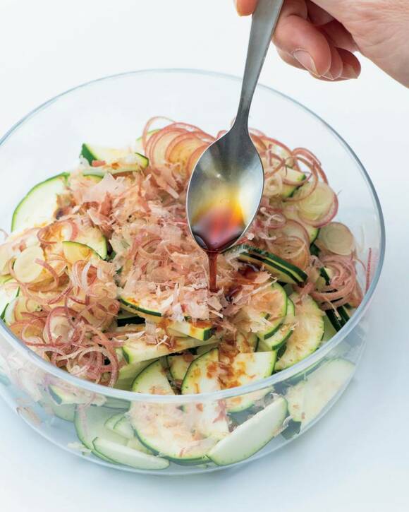 ズッキーニに鰹節としょうゆをかける