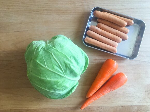 フランクフルトソーセージを包んだロールキャベツ