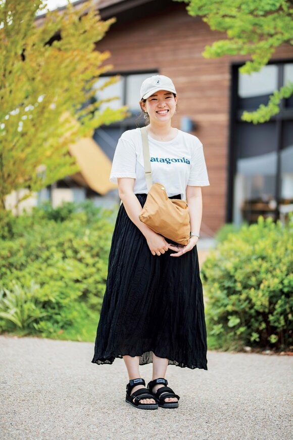 白ロゴT女性全身