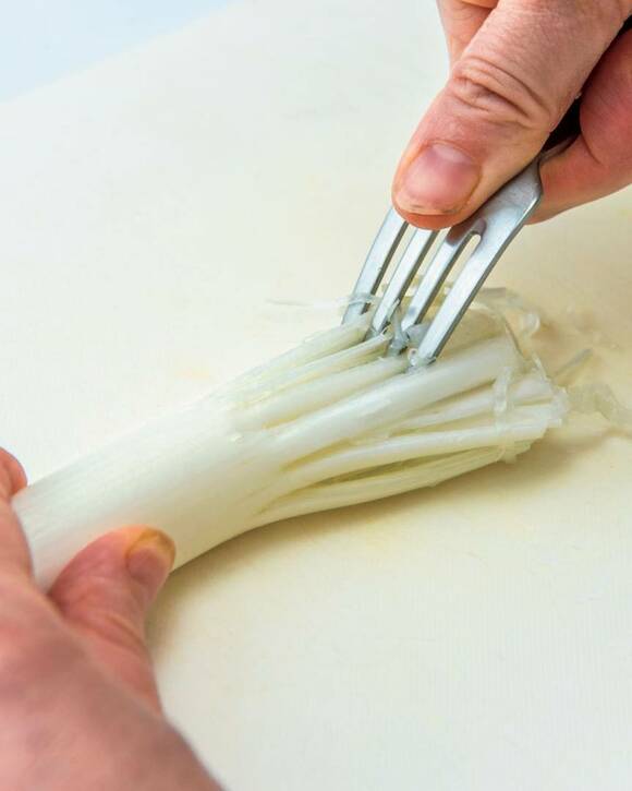 長ネギをフォークで割く