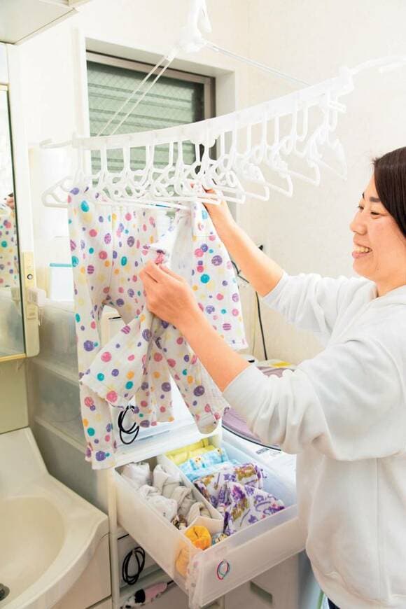 水玉衣類を干す女性