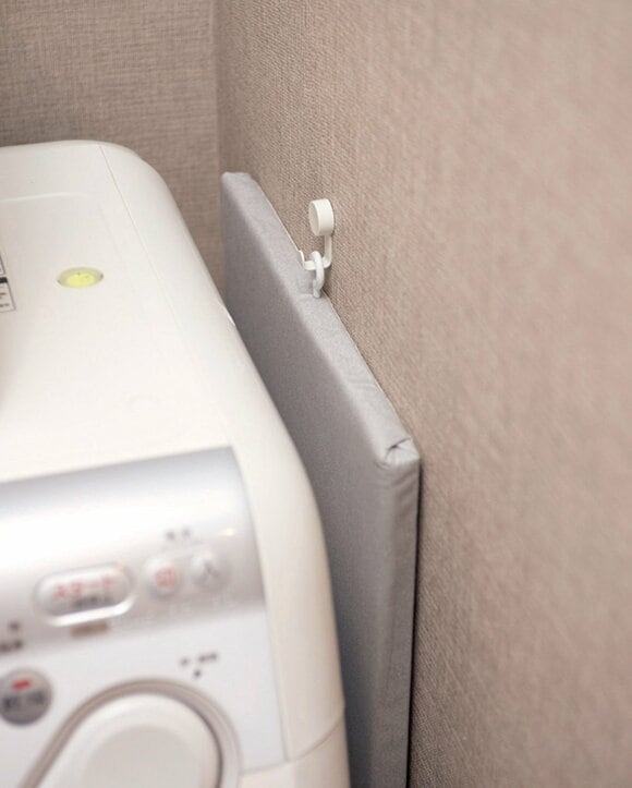 洗濯機と壁のすき間にはアイロン台をすっきりIN