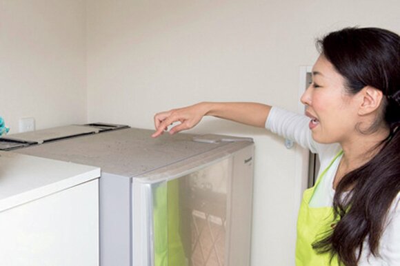 ホコリ+油煙で汚れた冷蔵庫の上