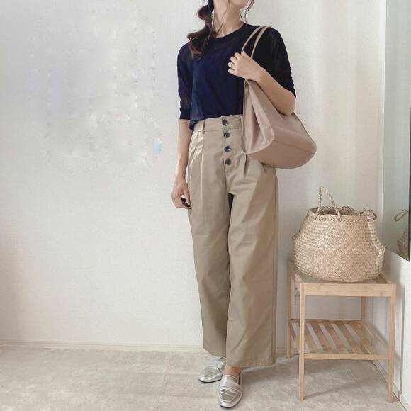 トートバッグをかける女性