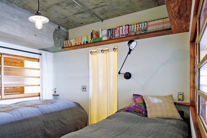 室内窓や本棚を設置した寝室