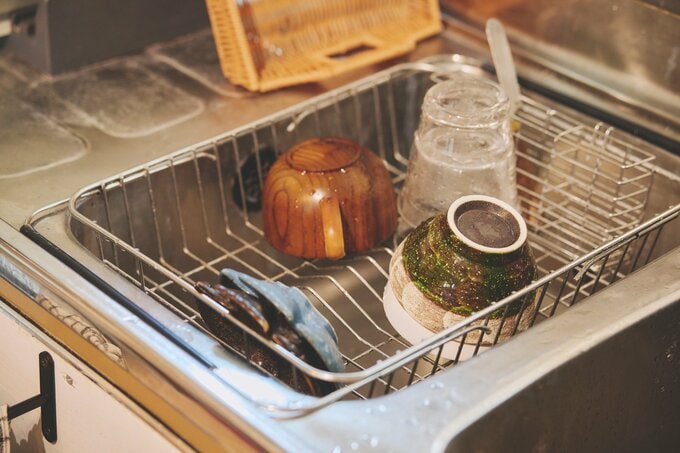 洗いかごの中に、洗い上げた器
