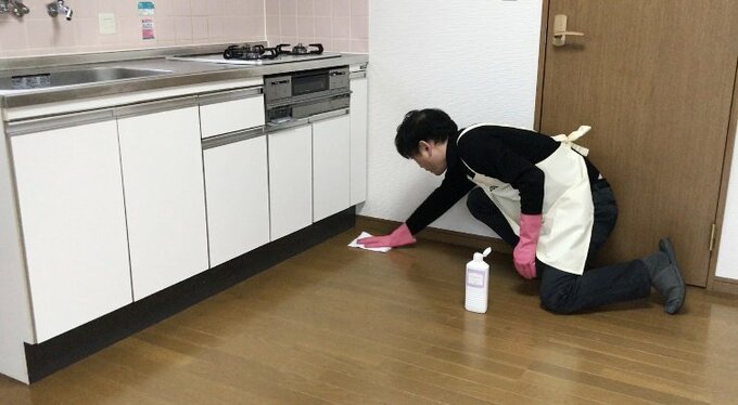 床掃除する男性