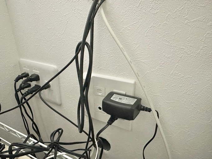階段下収納の中に設置したコンセント