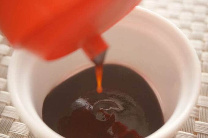 器にどろソースを注ぐ