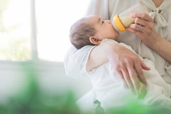 ミルクを飲む女性