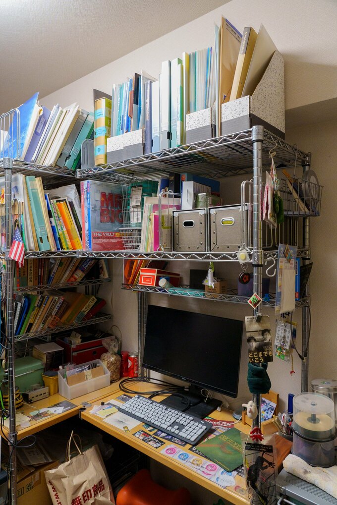 ラック上の書類入れが頭を直撃しそう…