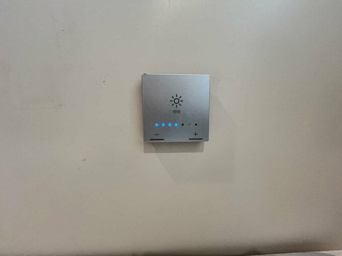調光調色ライトの操作ボタン