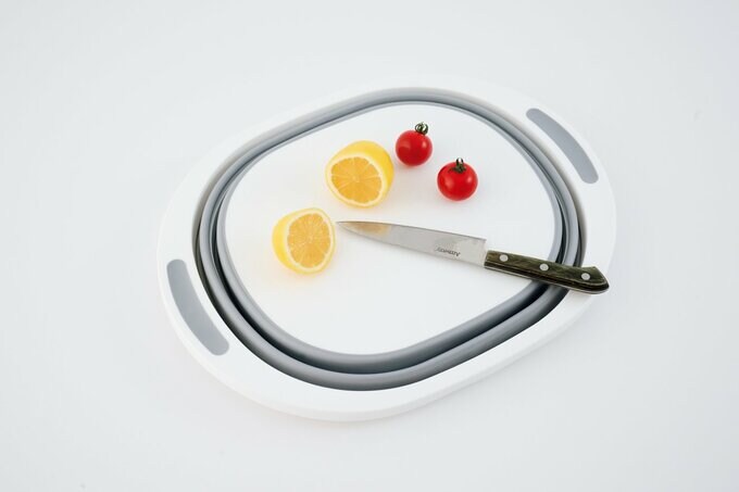 「折りたたみできる洗いおけ(8L)」の上でカットされた食材