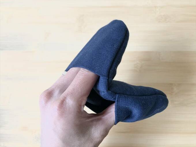 鍋つかみに手を入れた様子