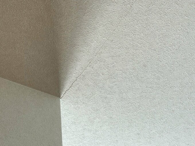 寝室の壁のチリ切れ