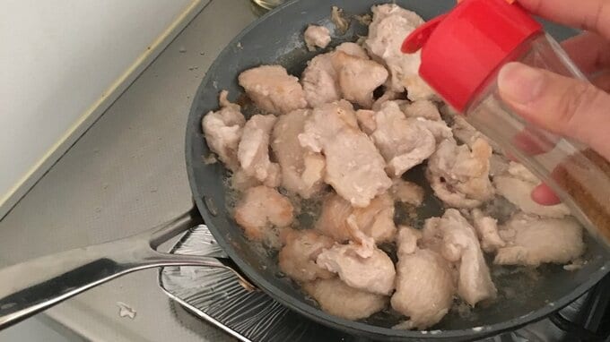 カレーパウダー投入