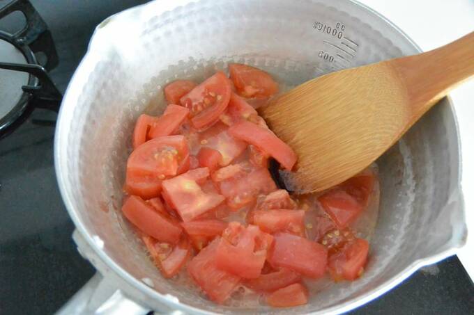 トマトをつぶしながら中火で煮ていく