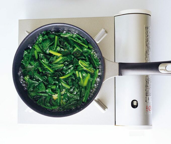 フライパンにホウレンソウ