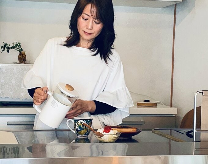 ティーポットにお茶を入れるみるくさん