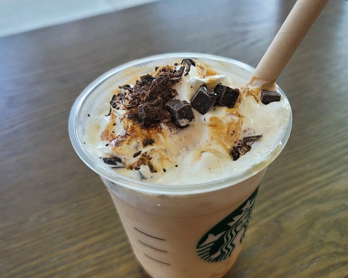 バナナ ブリュレ フラペチーノにチョコチップをトッピング