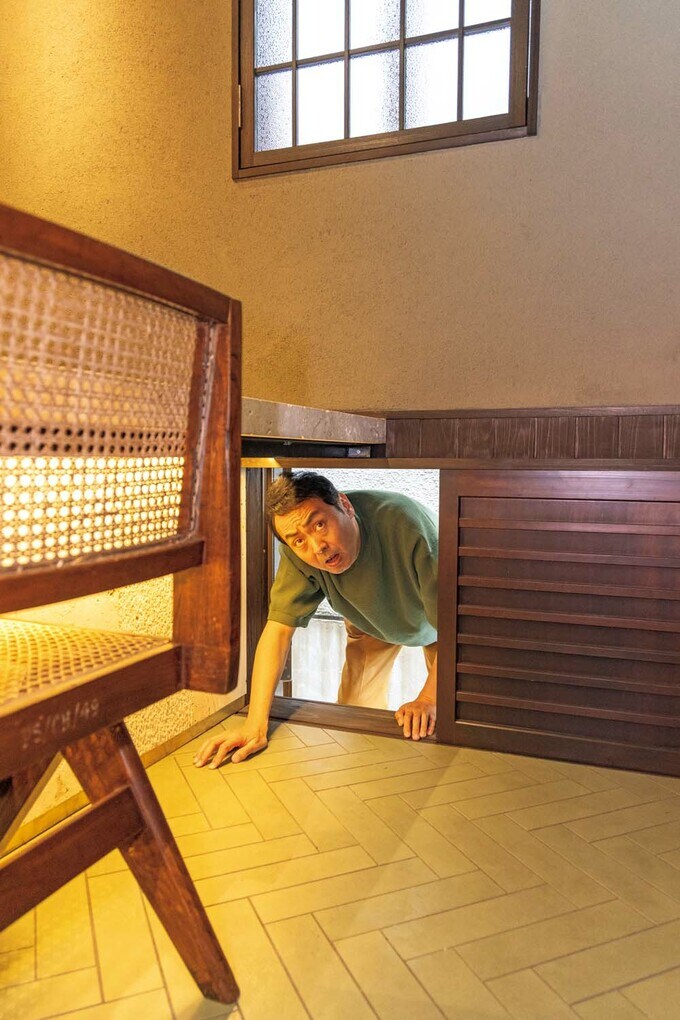 にじり口から入るアンガールズ田中さん